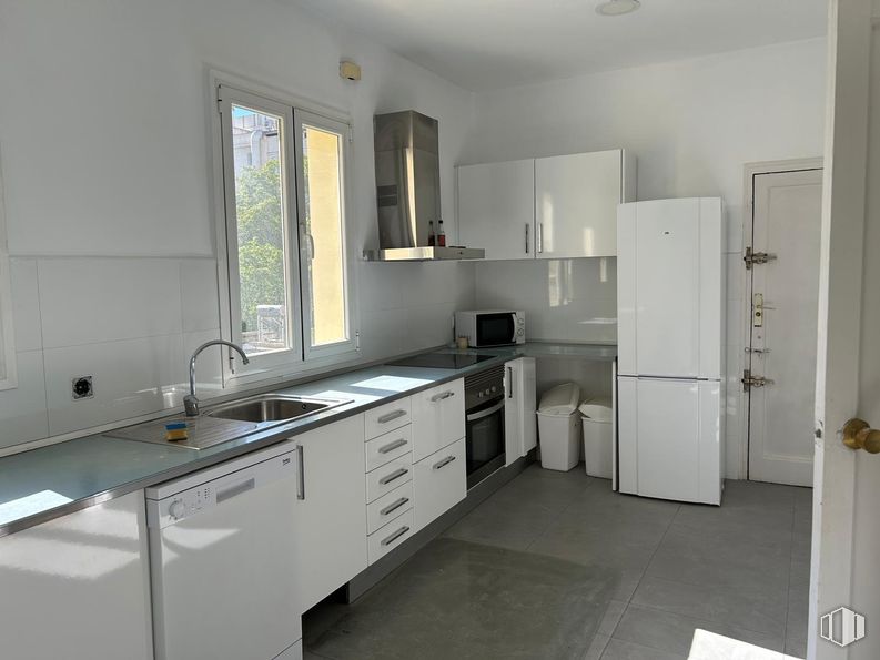 Oficina en alquiler en Recoletos, Salamanca, Madrid, 28001 con puerta, refrigerador, ventana, ebanistería, aparato de cocina, alacena, grifo, fregadero, fregadero y encimera alrededor