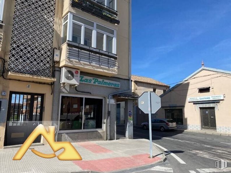 Retail for rent at Zona centro, El Barco de Ávila, Ávila, 05600 with building, door, window, car, sky, urban design, road surface, residential area, house and asphalt around