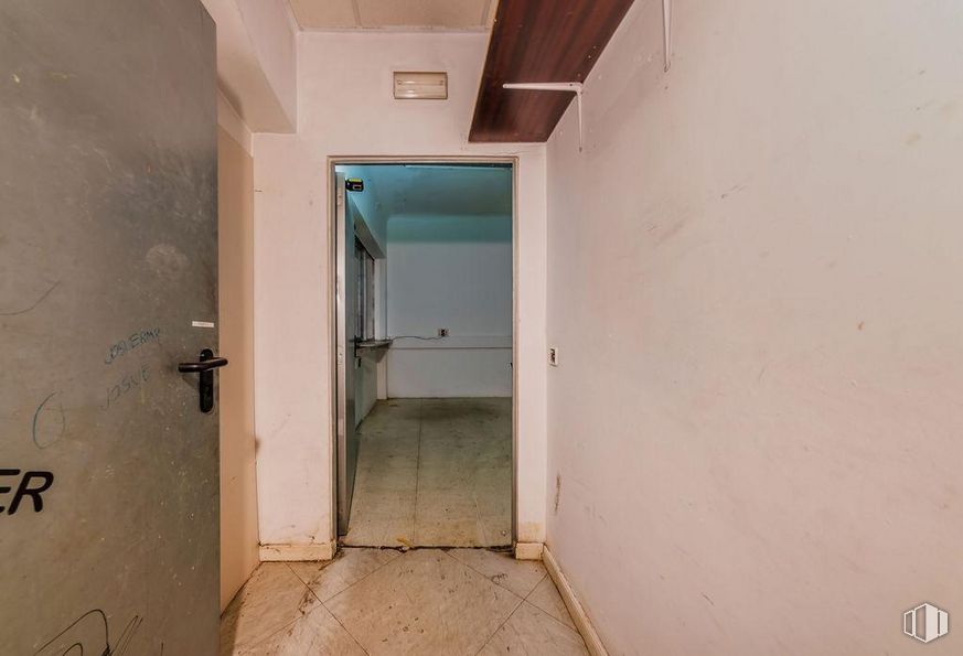 Retail for sale at Calle Ferroviarios, Usera, Madrid, 28026 with fixture, paint, door, flooring, building, wood, ceiling, composite material, concrete and symmetry around