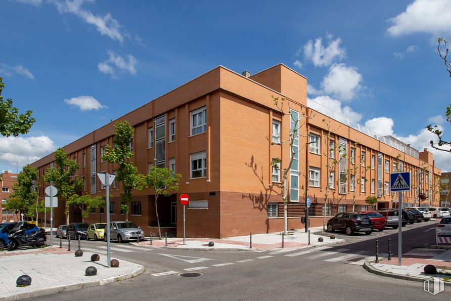 Retail for sale at Avenida Betanzos, 9, San Sebastián de los Reyes, Madrid, 28700 with building, car, sky, cloud, window, wheel, tire, tree, vehicle and urban design around