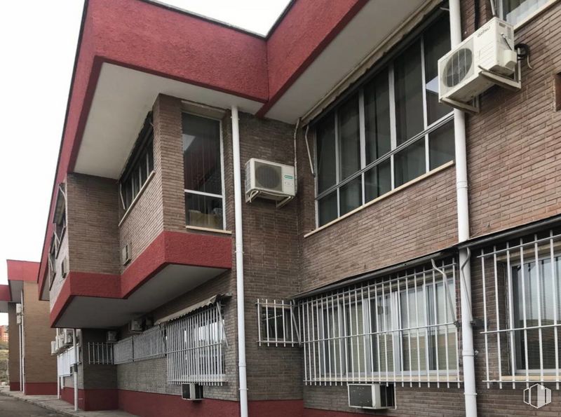 Nave en alquiler en Calle González Dávila, Villa de Vallecas, Madrid, 28031 con ventana, propiedad, edificio, cielo, arquitectura, madera, diseño urbano, pared, material de construcción y barrio alrededor