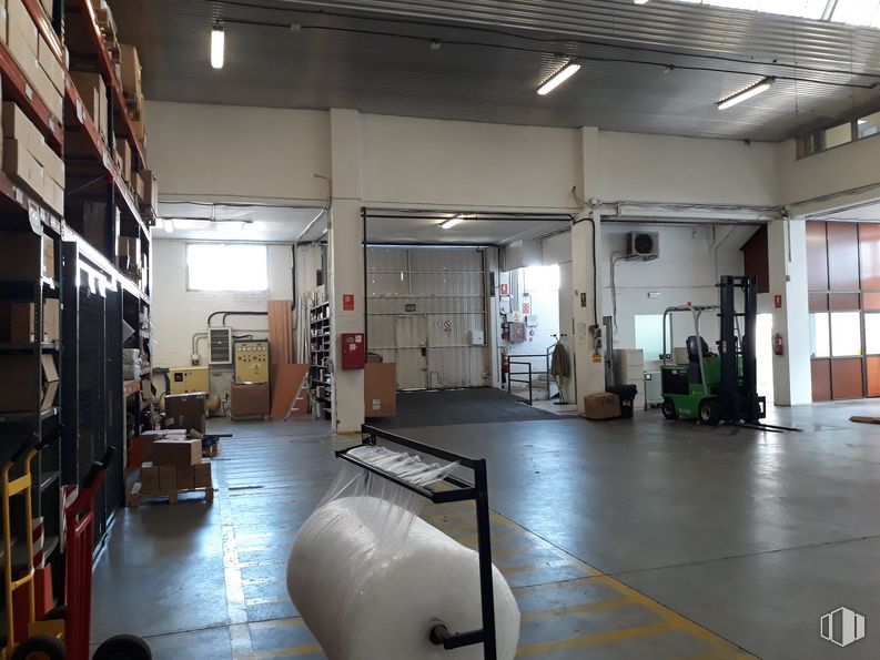 Industrial for rent at Camino Hormigueras, Villa de Vallecas, Madrid, 28031 with luggage & bags, fixture, interior design, flooring, floor, building, gas, ceiling, machine and shelf around