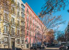 Oficina en alquiler en Zona Recoletos, Salamanca, Madrid, 28001 con edificio, motocicleta, cielo, rueda, ventana, neumático, infraestructura, rama, árbol y superficie de la carretera alrededor