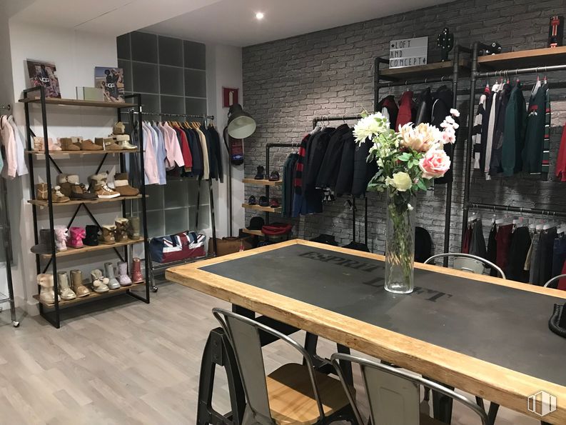 Oficina en alquiler en Calle Sebastián Elcano, 32, Arganzuela, Madrid, 28012 con mesa, mueble, silla, flor, moda, diseño de interiores, planta, rueda, edificio y piso alrededor