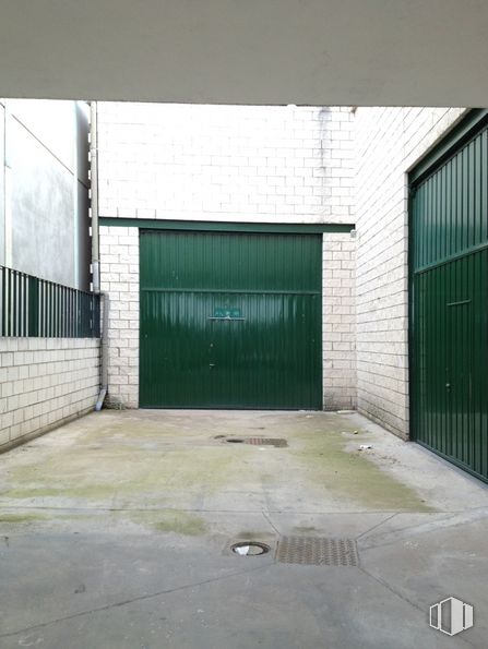 Nave en alquiler en Calle Talleres, 13, Alpedrete, Madrid, 28430 con puerta, edificio, accesorio, superficie de carretera, albañilería, asfalto, hierba, puerta de garaje, ladrillo y rectángulo alrededor