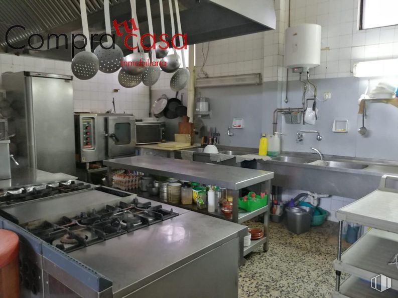 Retail for sale at Calle Conde Sepúlveda, Sepúlveda, Segovia, 40300 with lighting, gas stove, kitchen appliance, home appliance, kitchen, kitchen stove, countertop, kitchen utensil, cooking and gas around