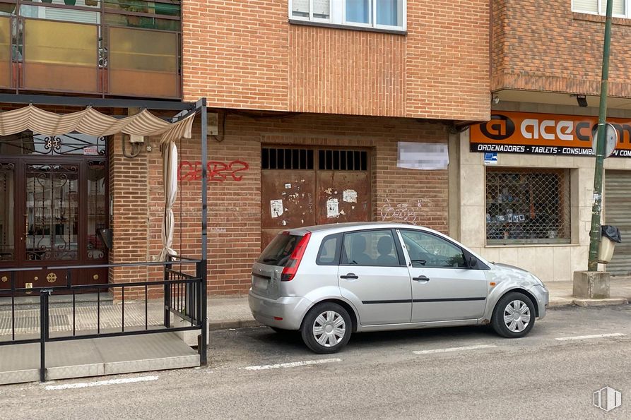 Retail for rent at Avenida Miguel de Cervantes, 83, Tarancón, Cuenca, 16400 with car, wheel, tire, window, automotive parking light, vehicle, vehicle registration plate, plant, infrastructure and motor vehicle around