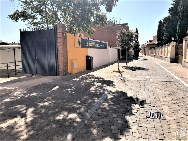 Local en alquiler en Calle Inmaculada, 66, Griñón, Madrid, 28971 con edificio, cielo, planta, árbol, superficie de la carretera, asfalto, lote de terreno, zona residencial, barrio y paisaje alrededor