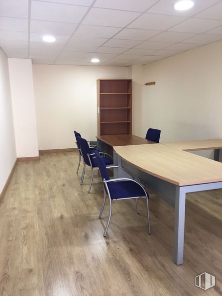 Office for sale at Calle Fuente, Toledo, 45006 with chair, bookcase, desk, furniture, table, wood, architecture, interior design, hall and flooring around