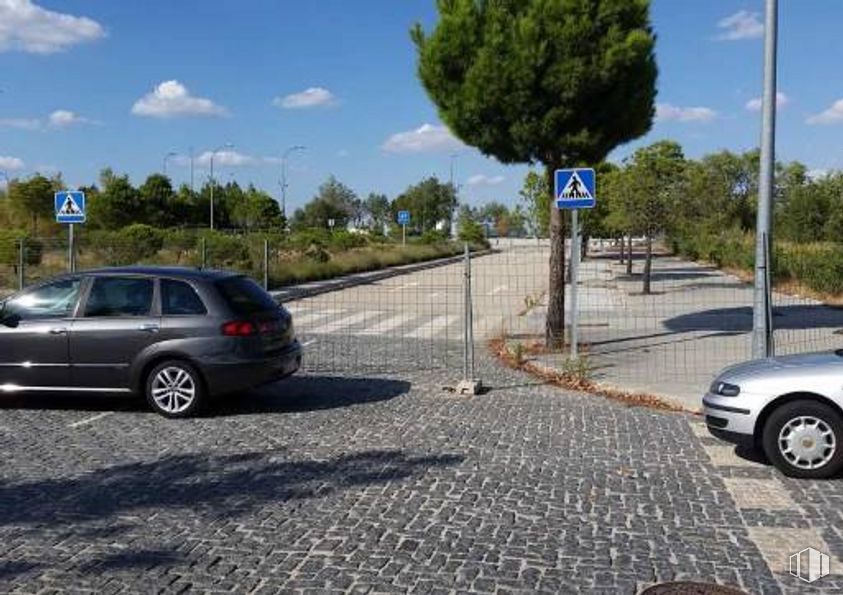 Land for sale at Avenida Aragón - Parcela  T.1.7 402, 25, San Blas - Canillejas, Madrid, 28022 with car, wheel, tire, automotive parking light, sky, land vehicle, vehicle, cloud, plant and automotive tire around