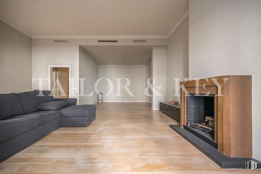 Oficina en alquiler y venta en Calle Serrano, Salamanca, Madrid, 28001 con chimenea, sofá, suelo, suelos, madera, interiorismo, techo, suelos de madera, habitación y apartamento alrededor