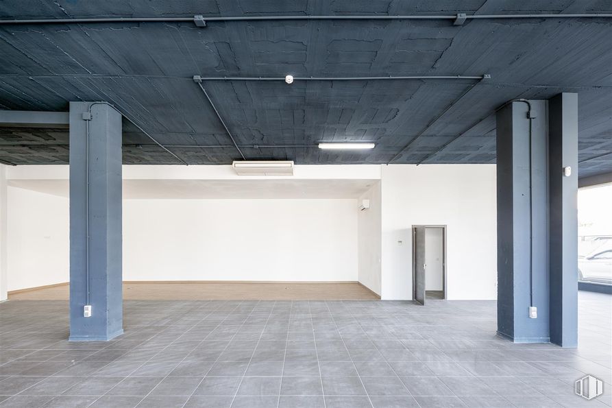 Retail for rent at Avenida Industria, 37, Alcobendas, Madrid, 28108 with light fixture, door, lighting, flooring, floor, ceiling, shade, hall, concrete and city around