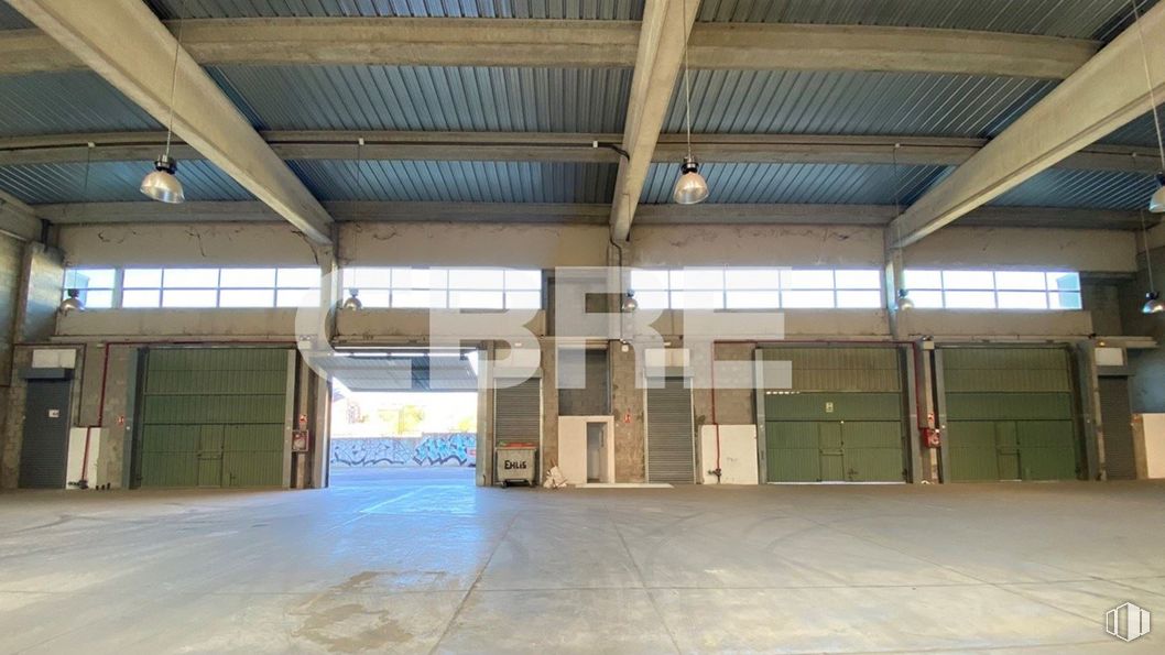 Nave en alquiler en Avenida Andalucía, km 10,3, Villaverde, Madrid, 28041 con ventana, edificio, hall, sombra, madera, techo, suelos, material compuesto, haz y hormigón alrededor