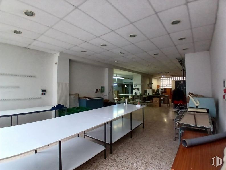 Retail for rent at Plaza Santa Lucía, Talavera de la Reina, Toledo, 45600 with table, desk, building, architecture, fixture, chair, floor, flooring, ceiling and hall around