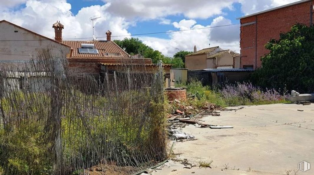 Industrial for sale at Calle Rocinante, Ajofrín, Toledo, 45110 with house, sky, plant, cloud, property, building, window, tree, land lot and neighbourhood around