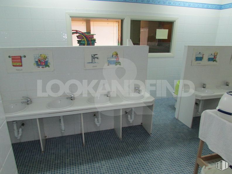 Retail for sale & for rent at Centro urbano, Talavera de la Reina, Toledo, 45600 with table, property, plumbing fixture, building, sink, floor, tap, mirror, gas and flooring around