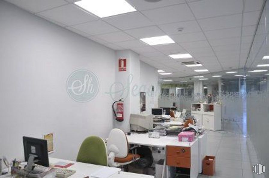 Retail for rent at Zona José Zorrilla, Segovia, 40002 with chair, table top, computer monitor, furniture, table, computer, personal computer, desk, computer desk and building around