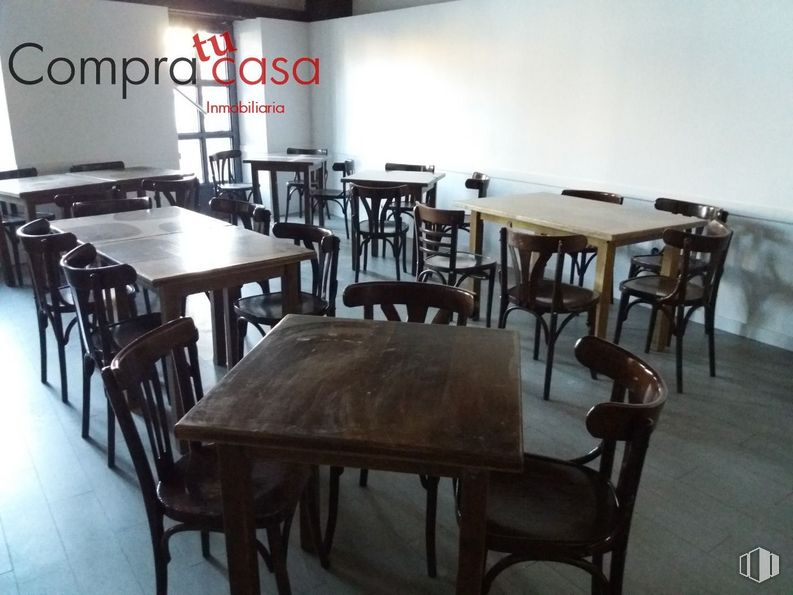 Retail for rent at Carretera San Rafael, Segovia, 40006 with chair, table, furniture, wood, floor, flooring, hardwood, building, wood stain and varnish around