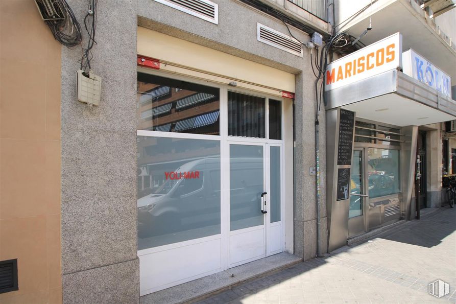 Retail for sale at Paseo Quince de Mayo, 3, Carabanchel, Madrid, 28019 with window, building, automotive exterior, fixture, wall, facade, door, glass, wheel and vehicle door around