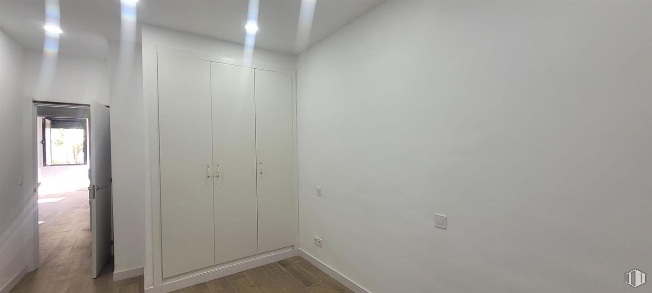 Retail for sale at Calle Javier Vicente Montero, El Escorial, Madrid, 28280 with wardrobe, fixture, wood, flooring, ceiling, door, hardwood, plaster, glass and plywood around