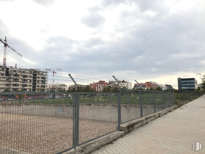 Suelo en venta en Calle Playa de Riazor, Barajas, Madrid, 28042 con edificio, nube, cielo, planta, valla, luz de la calle, diseño urbano, electricidad, superficie de la carretera y alambrada alrededor