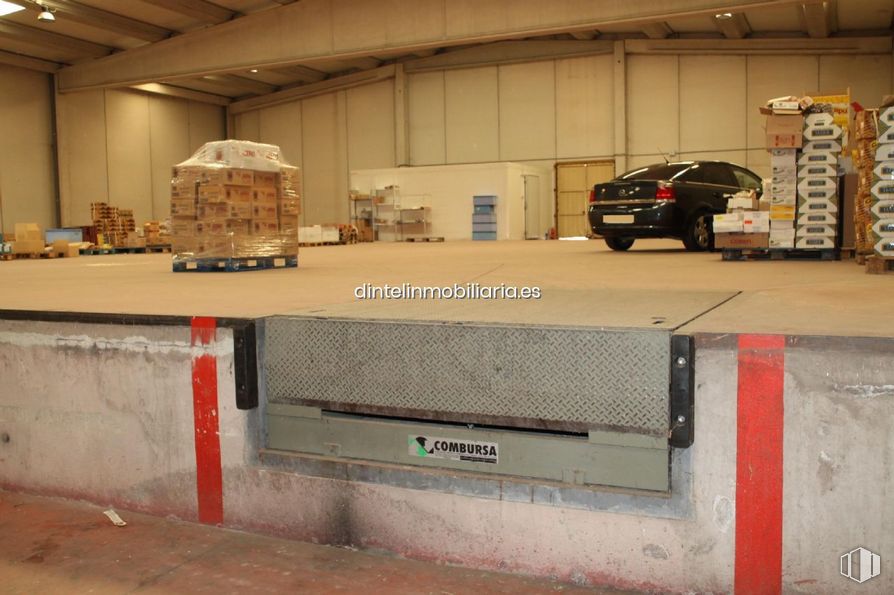 Industrial for sale at Polígono Vicolozano, Ávila, 05194 with car, automotive parking light, tire, wood, wheel, architecture, floor, flooring, vehicle and automotive tire around