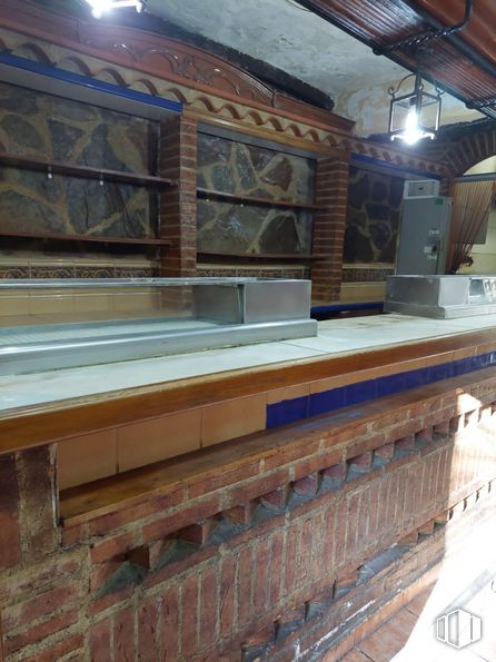 Retail for sale & for rent at Calle Manojo de Rosas, 49, Villaverde, Madrid, 28041 with lighting, wood, rolling stock, wall, railway, hardwood, building, flooring, beam and brickwork around