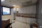 Oficina en alquiler en Calle Cronos, San Blas - Canillejas, Madrid, 28037 con ventana, lámpara, lavaplatos, encimera, ebanistería, electrodoméstico, refrigerador, alumbrado, mueble y cocina alrededor