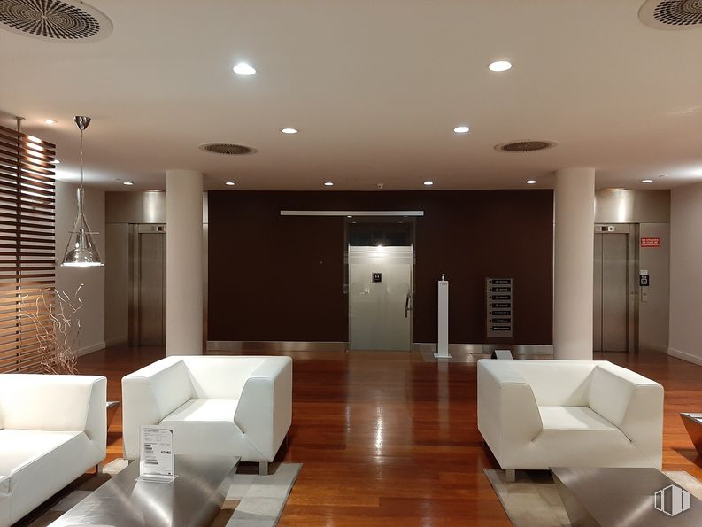 Oficina en alquiler en Paseo Castellana, 55, Chamberí, Madrid, 28046 con sofá, silla, alumbrado, mueble, comodidad, madera, diseño de interiores, suelo, piso y propiedad material alrededor