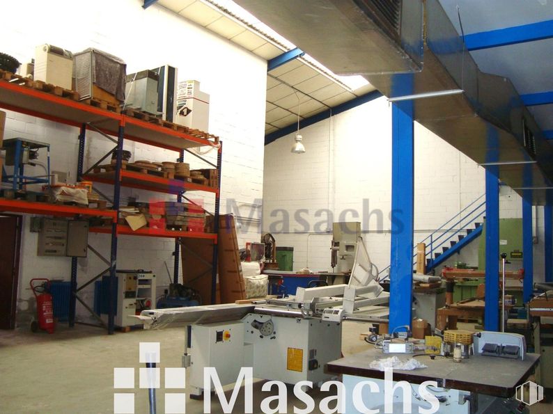 Nave en venta en Zona Industrial, Alcobendas, Madrid, 28100 con mesa, ingeniería, gas, suelos, máquina, edificio, madera, techo, industria y fábrica alrededor