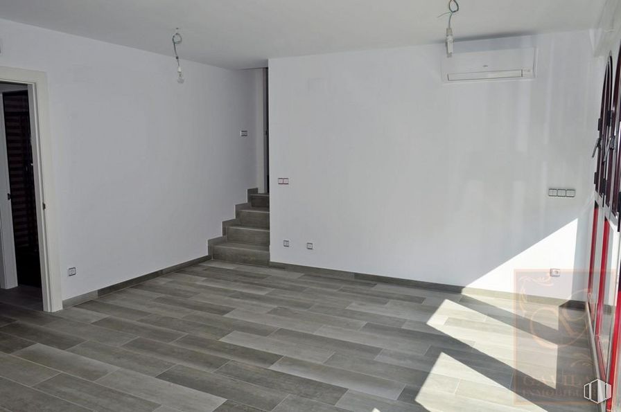 Local en alquiler en Calle Peñuelas, Daganzo de Arriba, Madrid, 28814 con edificio, accesorio, madera, puerta, suelo, madera, bandera, techo, pasillo y suelos laminados alrededor