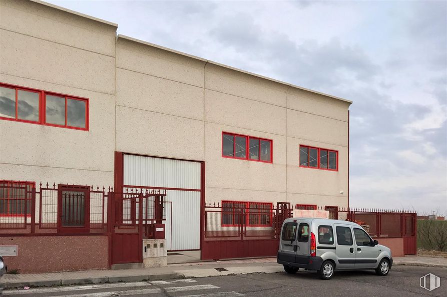 Industrial for sale at Calle Comercio, 15, Fuensalida, Toledo, 45510 with window, building, car, automotive parking light, property, sky, cloud, vehicle, tire and motor vehicle around