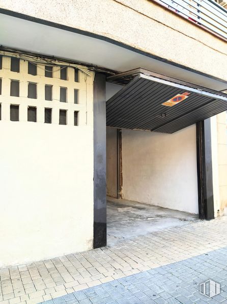 Local en venta en Travesia Oriente, 12, Getafe, Madrid, 28901 con edificio, accesorio, sombra, madera, superficie de carretera, casa, asfalto, material compuesto, fachada y tintes y matices alrededor