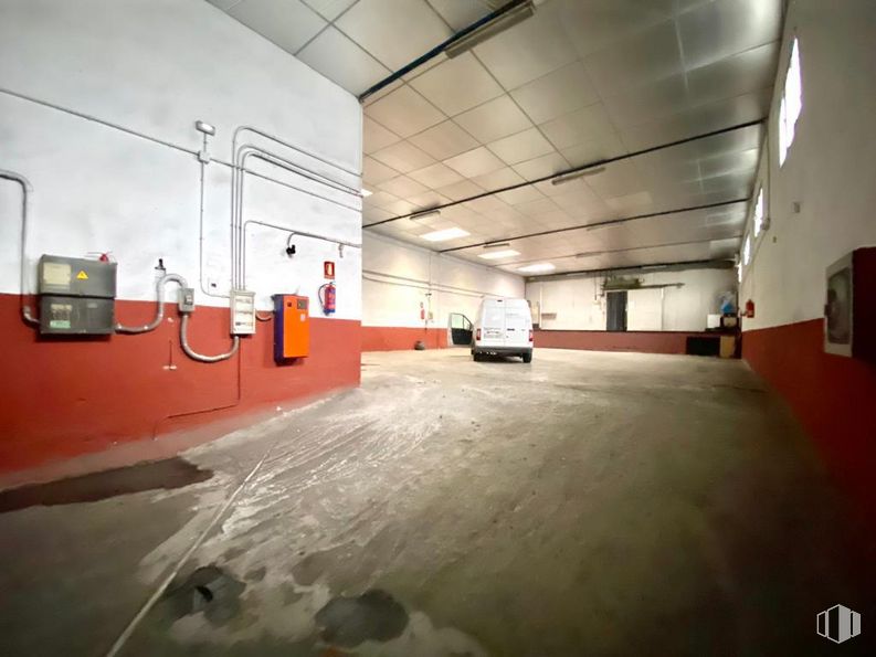 Nave en alquiler y venta en Calle Eduardo Torroja, Fuenlabrada, Madrid, 28946 con luz de estacionamiento, vehículo, iluminación del automóvil, coche, accesorio, diseño automovilístico, suelos, neumático, gas y rueda alrededor