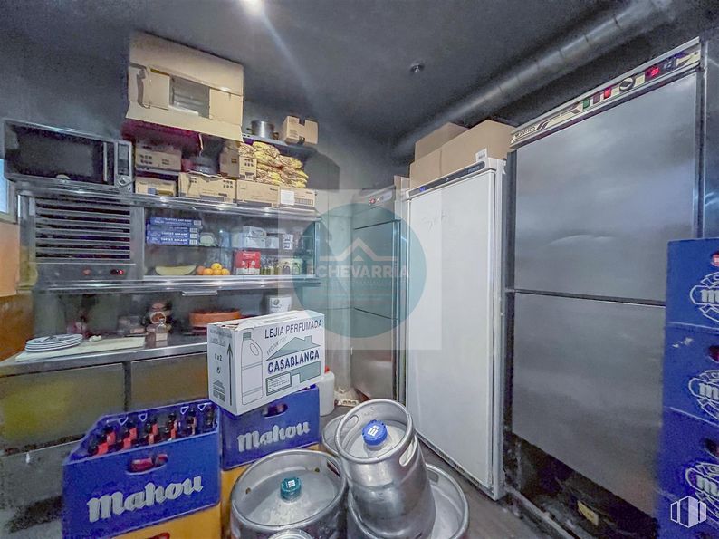 Local en venta en Paseo Marqués Zafra, Salamanca, Madrid, 28028 con refrigerador, máquina, estantería, estante y envasado y etiquetado alrededor