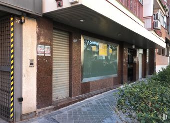 Retail for sale at Ciudad Lineal - Colina, Ciudad Lineal, Madrid, 28043 with window, property, plant, building, road surface, architecture, brick, neighbourhood, public space and wall around