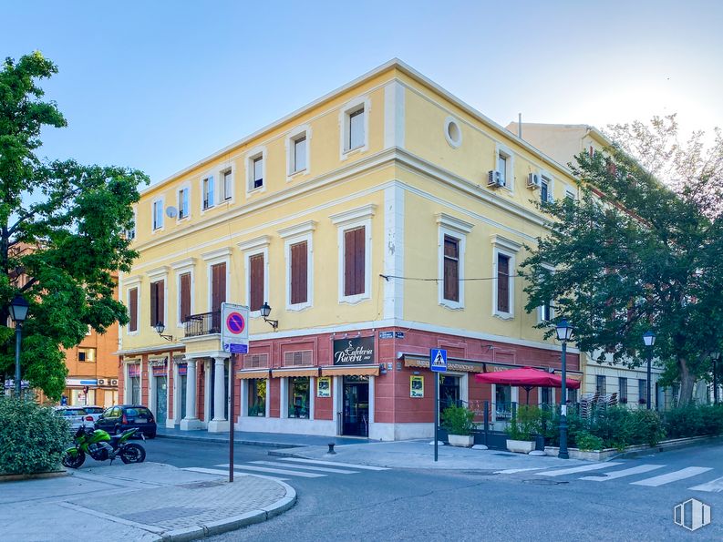 Local en alquiler y venta en Calle Capitán Angosto Gómez Castrillón, 33, Aranjuez, Madrid, 28300 con edificio, cielo, planta, ventana, árbol, rueda, barrio, neumático, ciudad y fachada alrededor