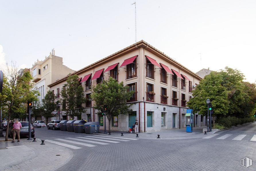 Local en alquiler y venta en Calle Stuart, 57, Aranjuez, Madrid, 28300 con persona, edificio, cielo, árbol, luz de la calle, planta, coche, superficie de carretera, diseño urbano y fachada alrededor