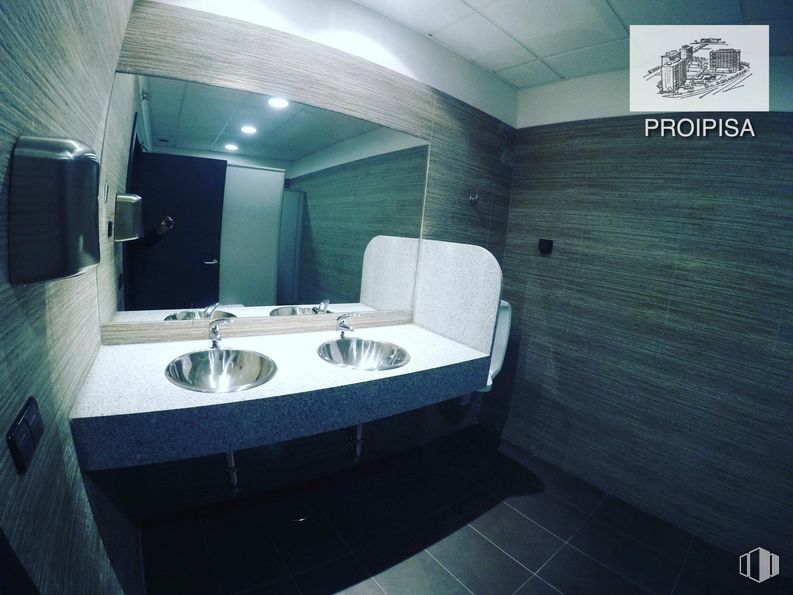 Office for sale & for rent at Calle Casas de Miravete, Villa de Vallecas, Madrid, 28031 with sink, mirror, tap, property, building, plumbing fixture, bathroom, interior design, bathroom sink and floor around