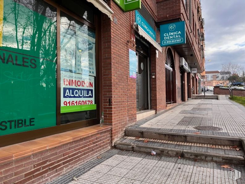 Retail for rent at Calle Santa Catalina, Majadahonda, Madrid, 28220 with composite material, metropolitan area, commercial building, brick, brickwork, sidewalk, advertising and sign around