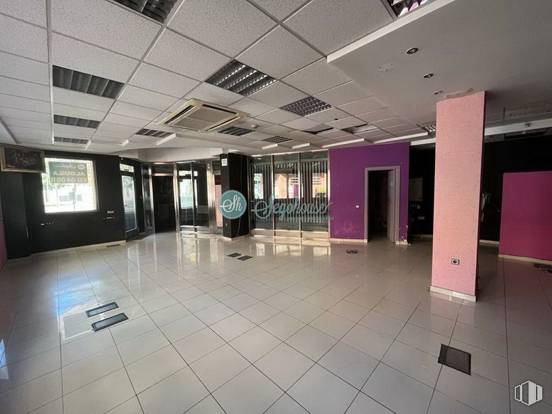 Retail for rent at Calle Independencia, Segovia, 40005 with window, interior design, floor, flooring, ceiling, event, fixture, tile flooring, hall and magenta around