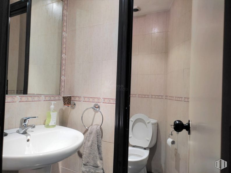 Oficina en venta en Zona Juan de la Cierva, Getafe, Madrid, 28901 con inodoro, fregadero, espejo, accesorios de fontanería, propiedad, grifo, cuarto de baño, accesorio, lavabo y interiorismo alrededor