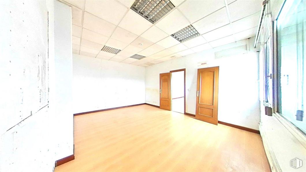 Office for sale at Calle Francisco Aritio, Guadalajara, 19004 with door, property, building, fixture, wood, interior design, hall, floor, flooring and house around