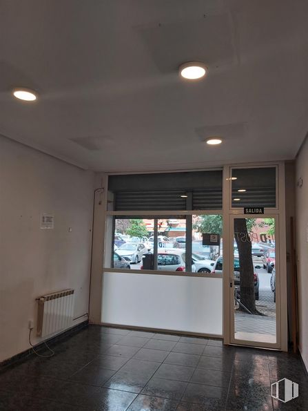 Retail for rent at Calle Corregidor José de Pasamonte, 21, Moratalaz, Madrid, 28030 with door, light fixture, lighting, fixture, wood, floor, flooring, automotive exterior, ceiling and hardwood around