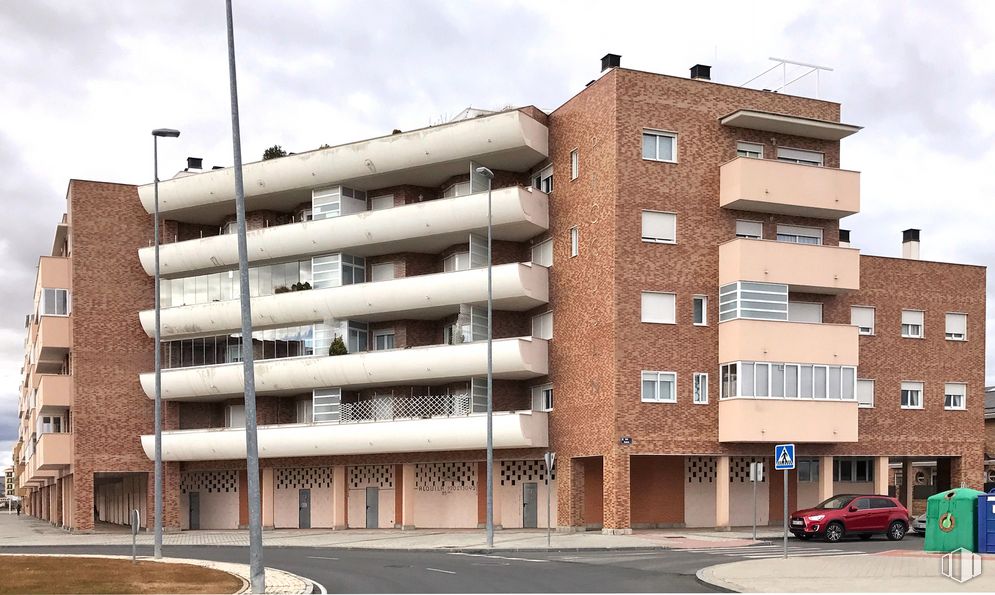 Local en alquiler y venta en Calle Lazarillo de Tormes, 6, Ávila, 05003 con edificio, coche, nube, cielo, propiedad, ventana, diseño urbano, bloque de torre, condominio y barrio alrededor