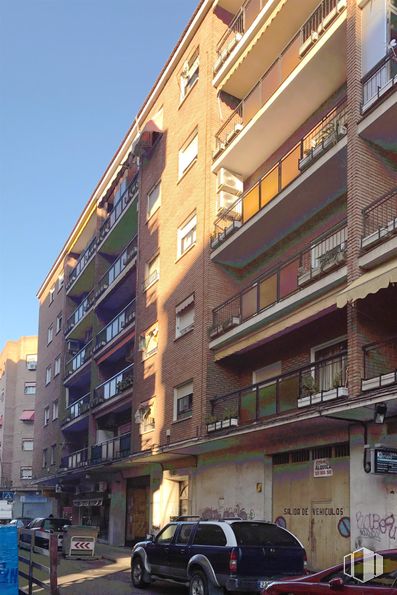 Retail for sale at Calle Banderas Castilla, Talavera de la Reina, Toledo, 45600 with car, window, building, tire, wheel, land vehicle, sky, vehicle, automotive parking light and condominium around