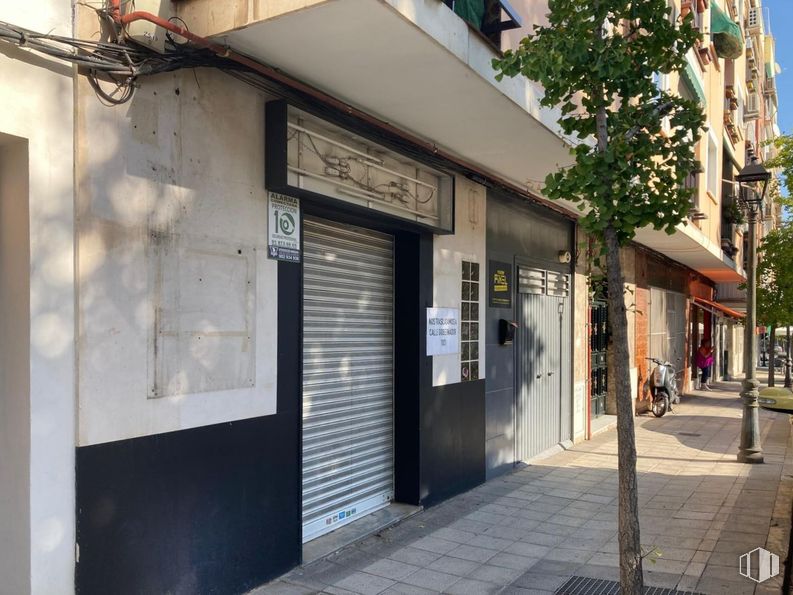 Retail for rent at Camino Cruces, Aranjuez, Madrid, 28300 with building, tree, architecture, plant, window, road surface, neighbourhood, door, facade and sidewalk around