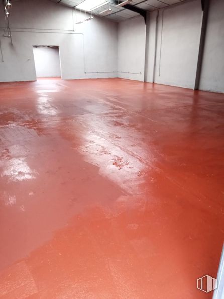 Industrial for sale at Calle Naranjo, Arganda del Rey, Madrid, 28500 with wood, flooring, floor, line, material property, hall, composite material, building, building material and hardwood around