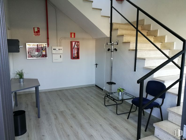 Oficina en alquiler en Edificio Fuentemar, Avenida Fuentemar, 16, Coslada, Madrid, 28820 con silla, mesa, marco, propiedad, mueble, diseño de interiores, suelo, pared, piso, madera, madera dura y techo alrededor