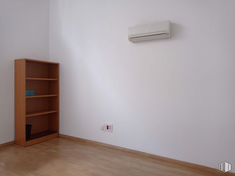 Oficina en alquiler y venta en Edificio Bosque y Payá, Calle Progreso, 2, Getafe, Madrid, 28906 con estantería, estante, madera, suelos, pared, suelo, accesorio, pintura, tinte para madera y estantería alrededor